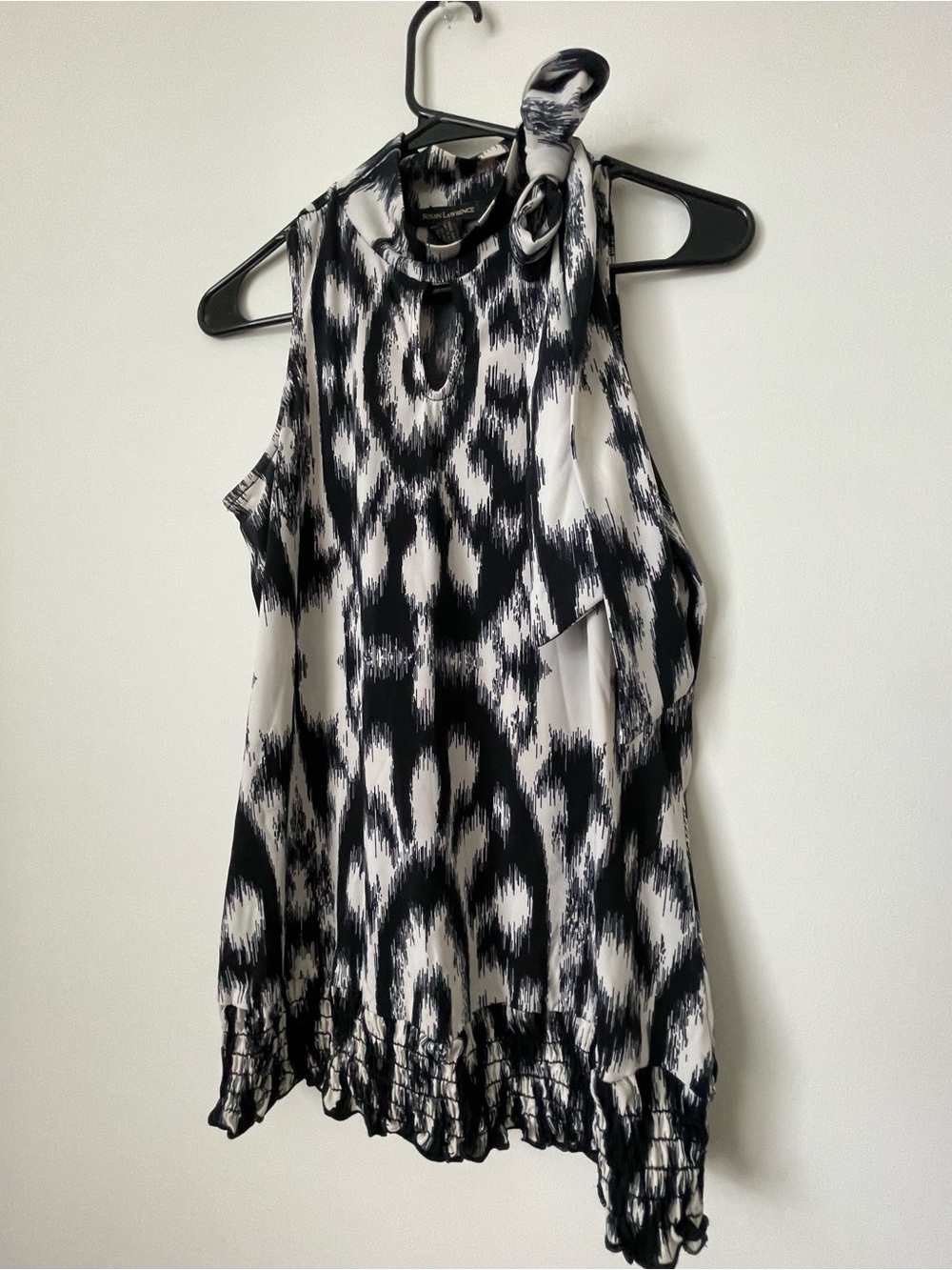 Susan Lawrence Highneck sleeveless blouse Black White Print. Neck Side bow Med